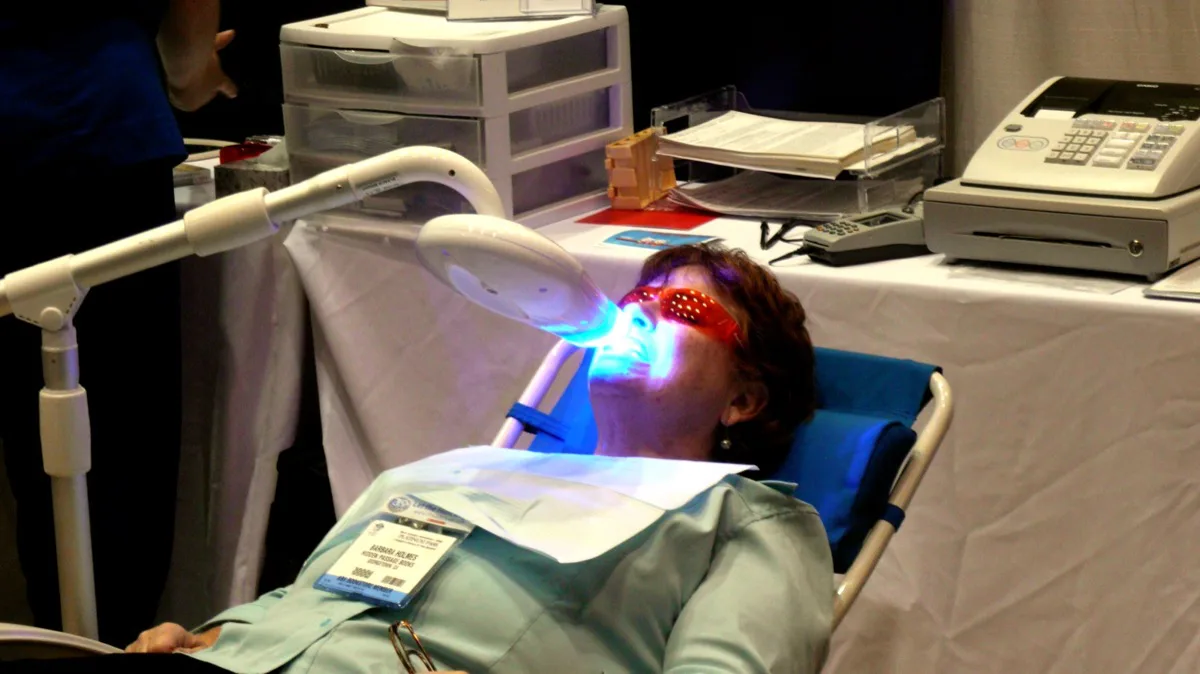 Consultorio da Oral Unic em Niteroi com equipamento de clareamento dental