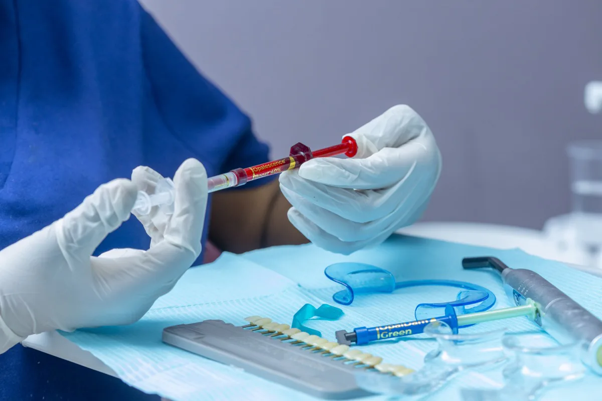 Materiais utilizados no clareamento dental na Oral Unic — gel e moldeira