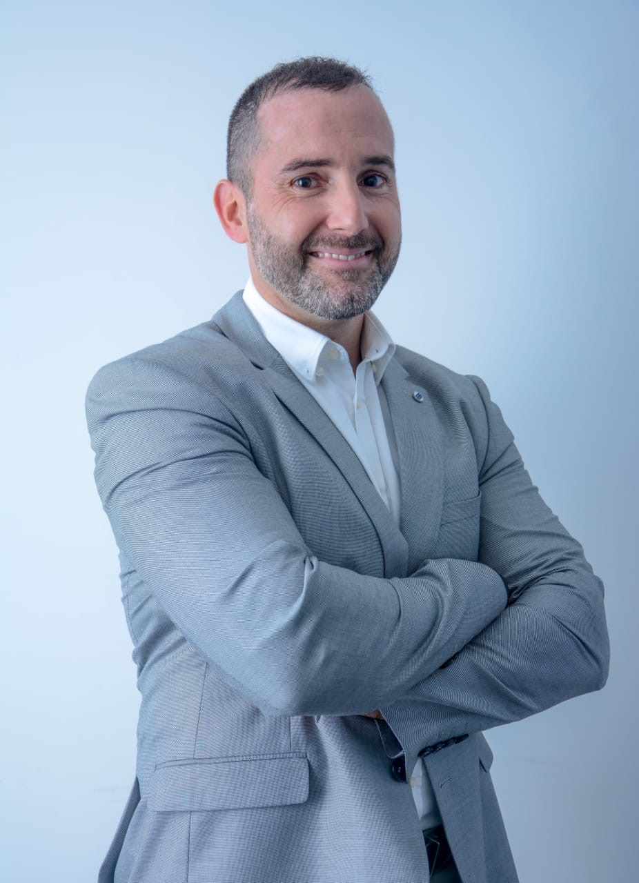 Dr. Eric Daldegan — especialista em implante dentário em Niterói