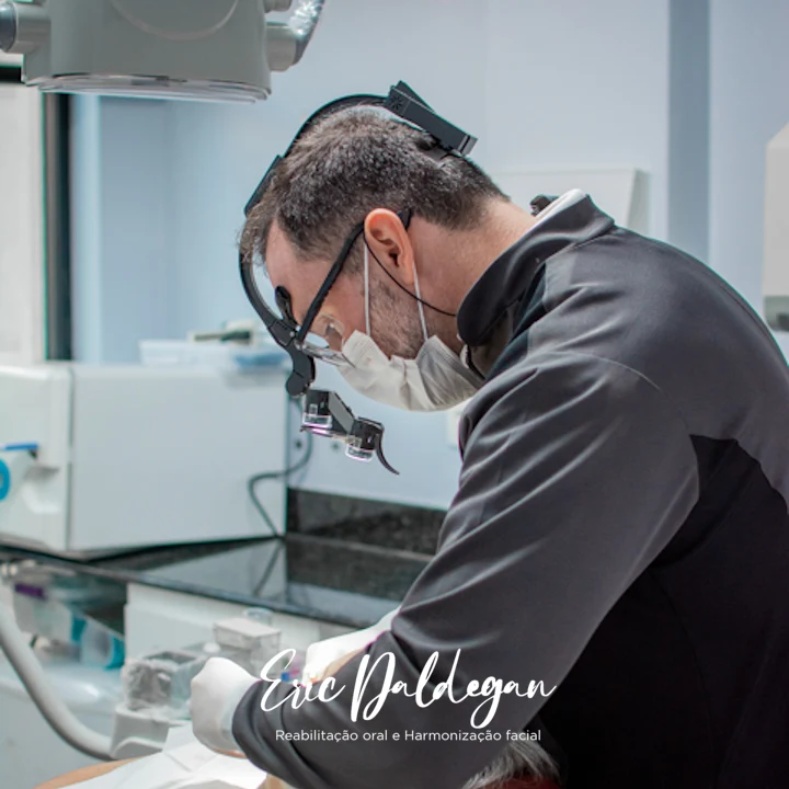 Dr. Eric Daldegan realizando procedimento de implante dentario