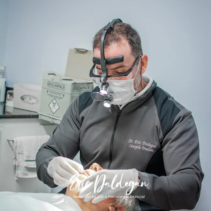 Dr. Eric Daldegan em atendimento de estetica dental de alta precisao