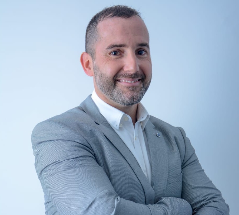 Dr. Eric Daldegan, dentista especialista em implantes e proteses