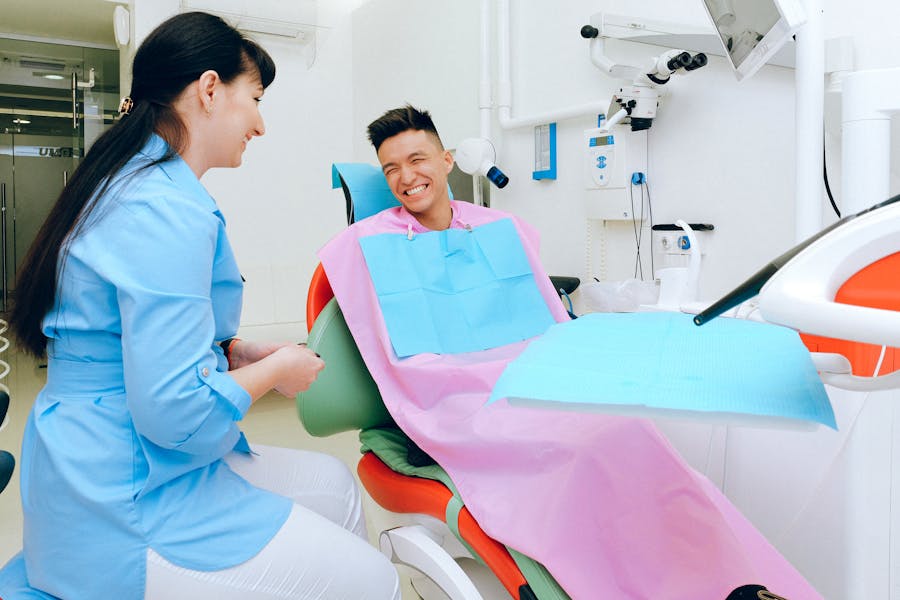 Dentista e paciente em consulta para extracao de siso