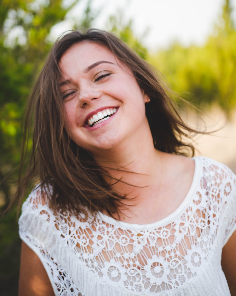Paciente com sorriso natural apos tratamento Invisalign