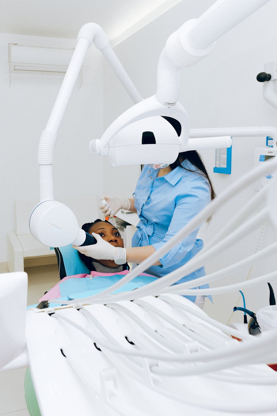 Atendimento odontologico para ponte dentaria em clinica moderna