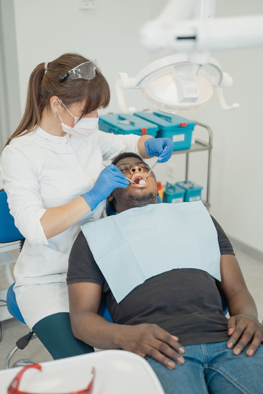 Dentista realizando tratamento de canal com precisao e cuidado